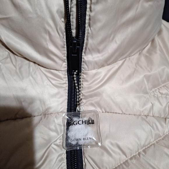 Big Chill Quilted Puffer Vest in Cream with Black Trim - Picture 6 of 8